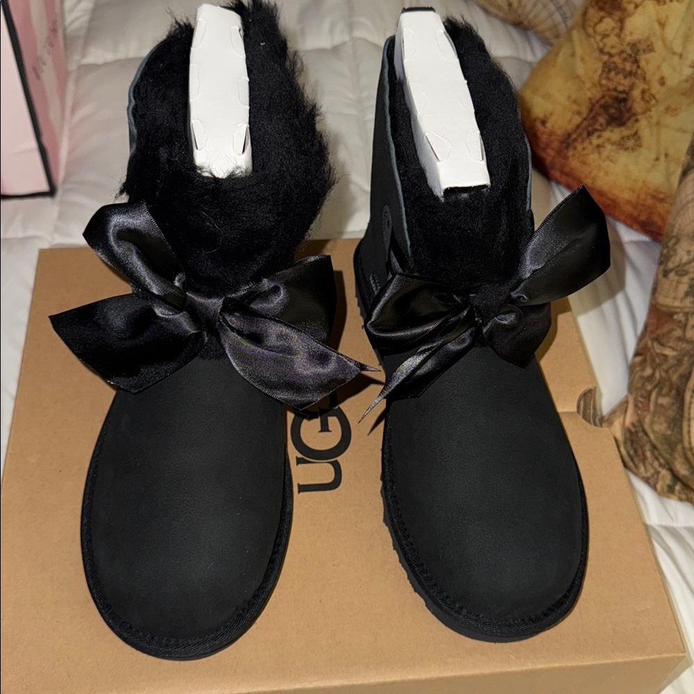 UGG Black W GITA BOW Mini Boots NEW IN BOX.
Beautiful silk bows, authentic 8
